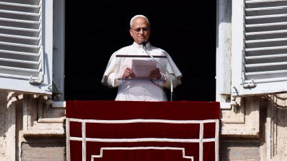 Papa Leão XIV realiza a oração do Angelus a partir da janela do Palácio Apostólico no Vaticano 2 de novembro de 2025