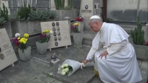 Papa Leão XIV no cemitério Verano, em Roma, durante celebração do Dia de Finados