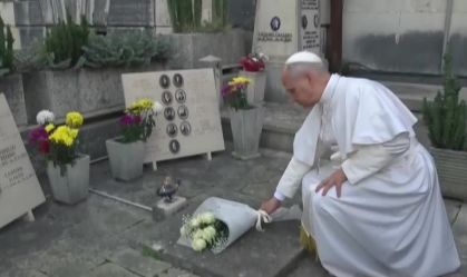 Papa Leão XIV celebra missa do Dia de Finados no maior cemitério de Roma