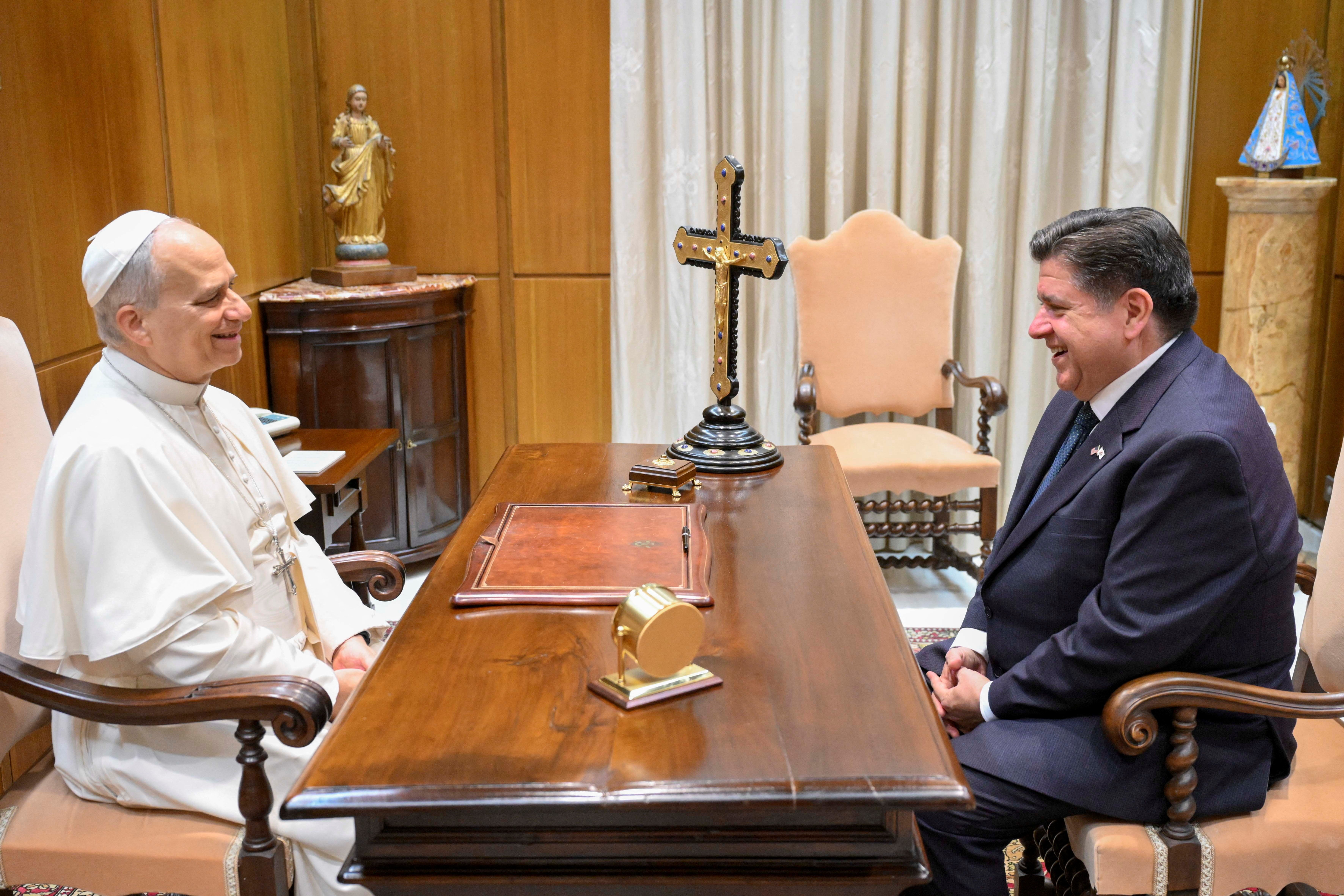 Papa Leão XIV e o governador de Illinois, JB Pritzker • 19/11/2025 Simone Risoluti/Vatican Media/­Handout via REUTERS
