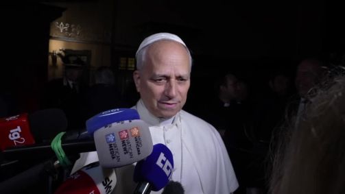 Papa Leão XIV fala a jornalistas em Castel Gandolfo, sua residência nos arredores de Roma, em 18 de novembro de 2025.