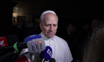 Papa Leão XIV fala a jornalistas em Castel Gandolfo, sua residência nos arredores de Roma, em 18 de novembro de 2025.