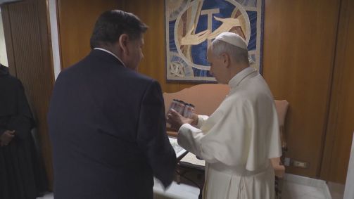 Papa Leão XIV recebe cerveja “Da Pope” de governador de Illinois durante visita ao Vaticano