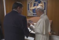 Papa Leão XIV recebe cerveja de presente de governador dos EUA