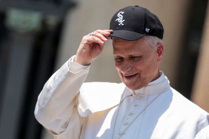 Papa Leão XIV aceita um boné do time de beisebol Chicago White Sox que durante audiência geral na Praça de São Pedro, no Vaticano, em junho