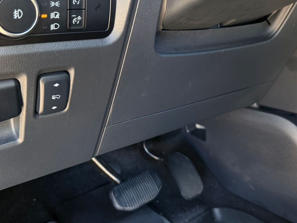 Pedais contam com ajustes elétricos para aproximar ou afastar