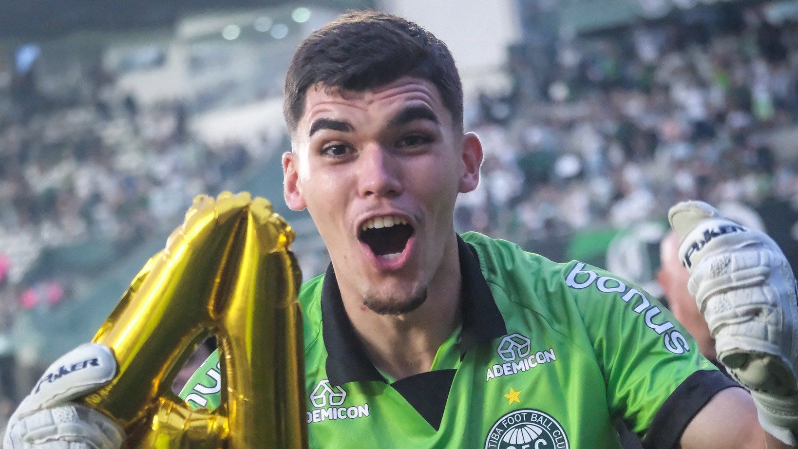 Pedro Morisco, goleiro do Coritiba, comemorando o acesso à Série A