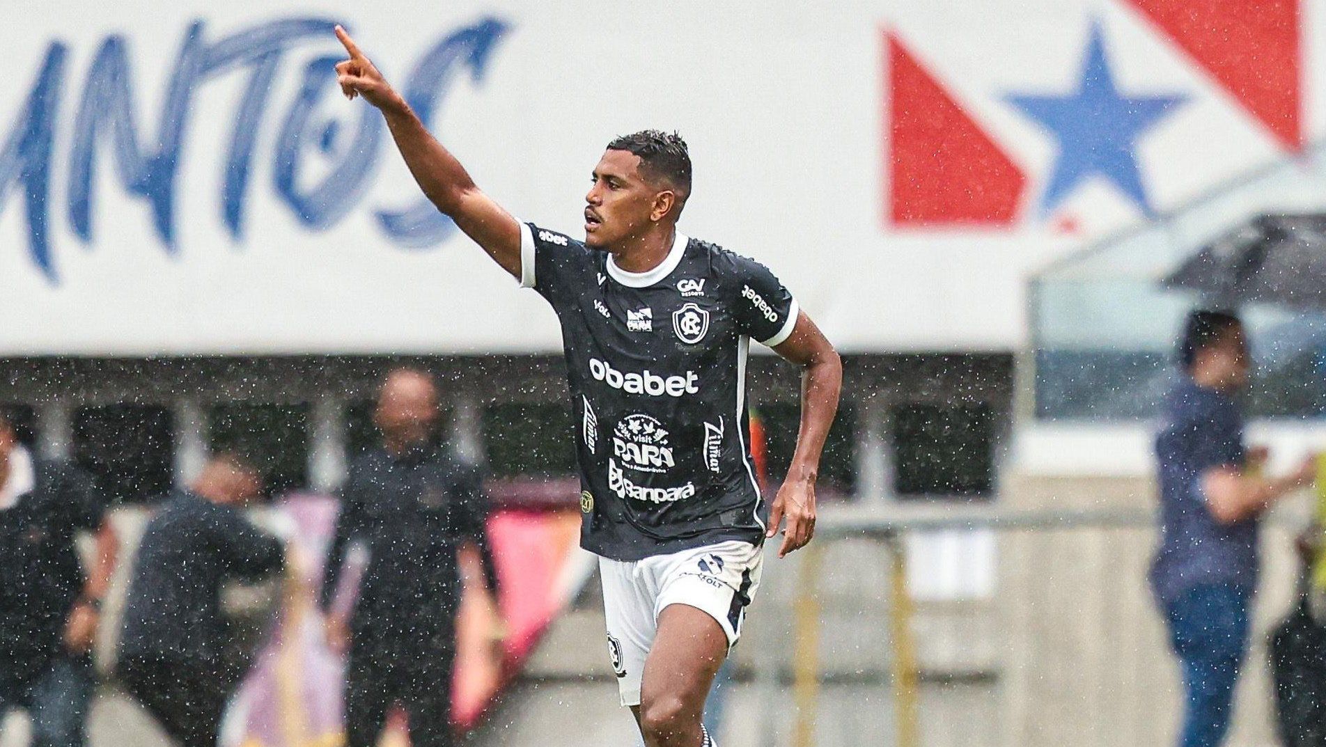Pedro Rocha, do Remo, comemorando o seu gol contra o Goiás, em jogo válido pela última rodada da Série B