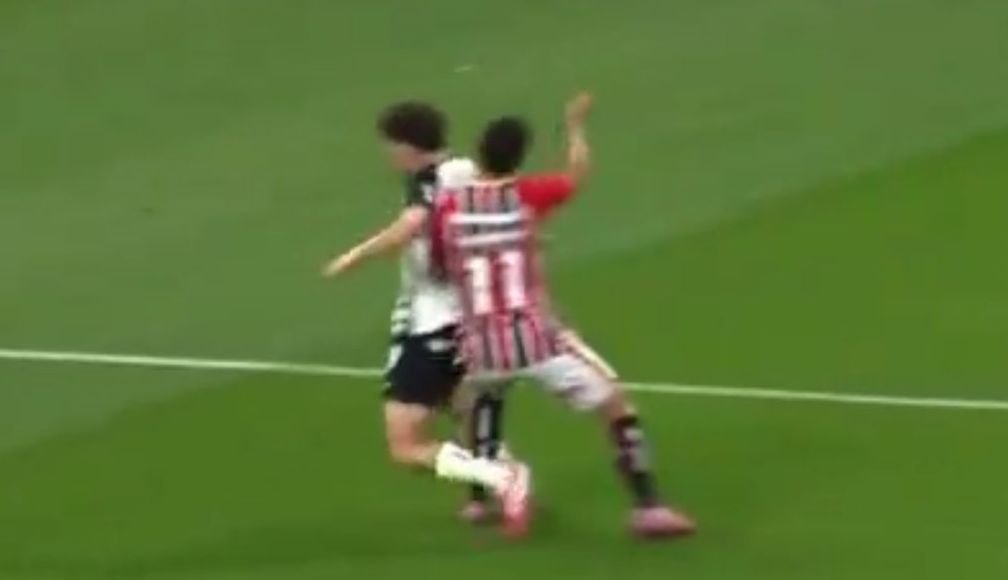 Momento do pênalti assinalado a favor do Corinthians no clássico contra o São Paulo, pelo Brasileirão