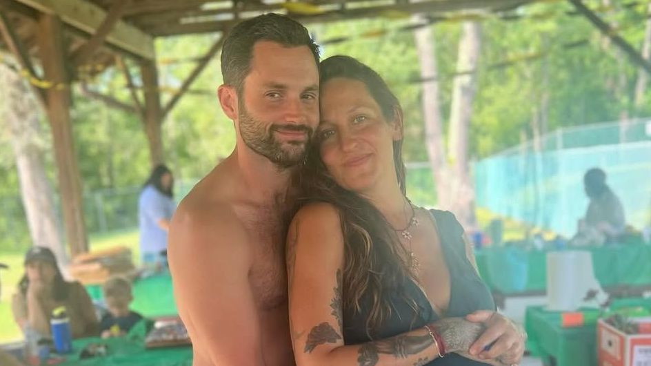 Domino Kirke-Badgley e Penn Badgley sofreram as consequências de dois abortos no relacionamento
