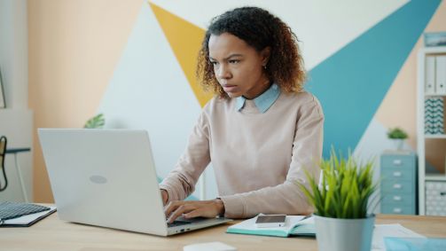 Uma das principais recomendações é verificar cuidadosamente o endereço do site antes de realizar qualquer compra