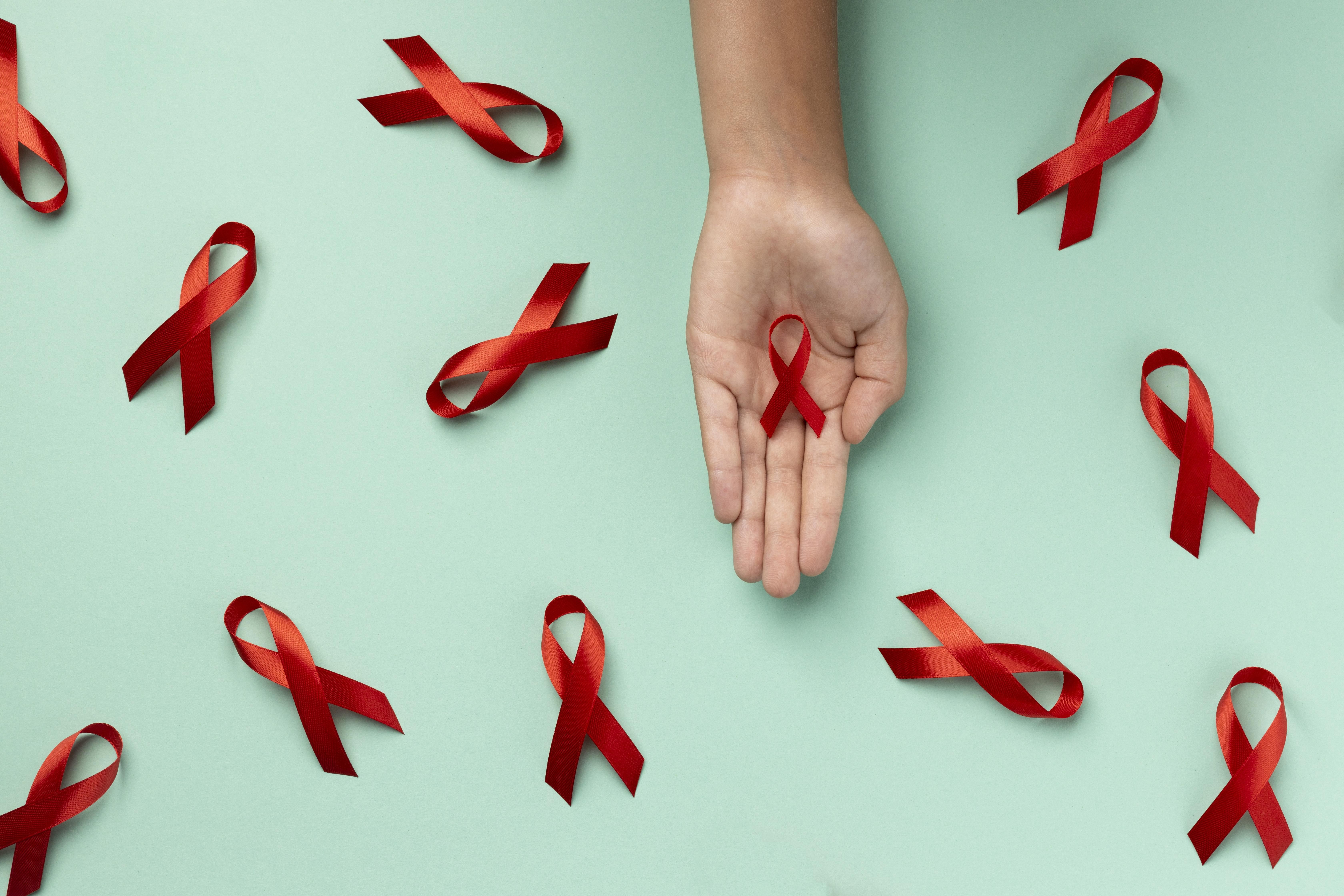 pessoa-segurando-um-simbolo-de-fita-dia-mundial-da-aids