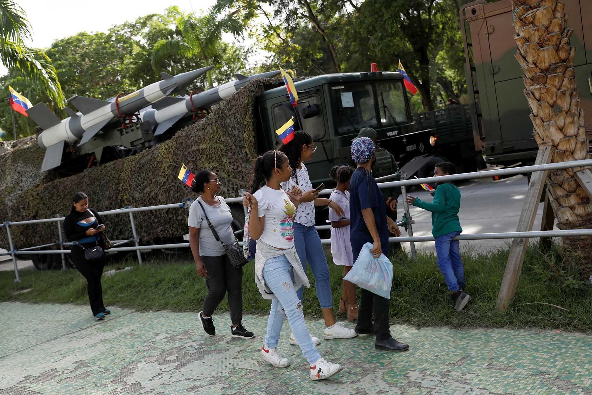 Pessoas caminham perto do sistema de mísseis terra-ar russo S-125 Neva/Pechora durante um desfile militar realizado como parte das comemorações do 213º aniversário da independência do país da Espanha, em Caracas, Venezuela, em julho de 2024 • Leonardo Fernandez Viloria/Reuters via CNN Newsource