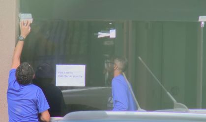 Imagem de destaque do post: Veja vídeo da instalação de película na PF após Bolsonaro ser visto