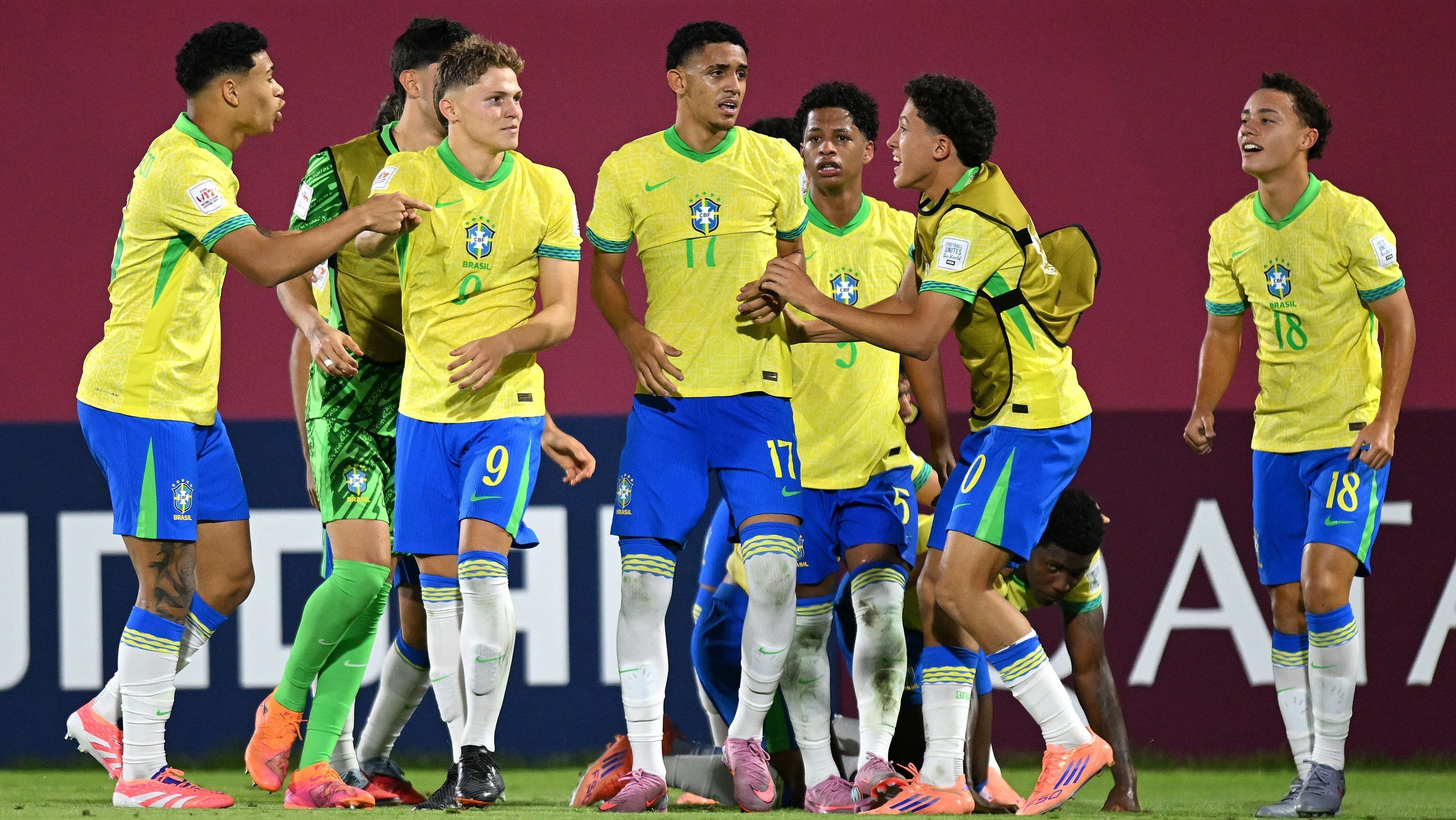 Jogadores da Seleção comemoram gol contra a França