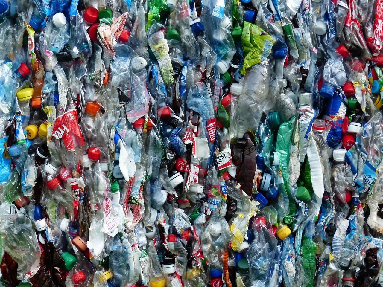 plastic-bottles-115077_1280