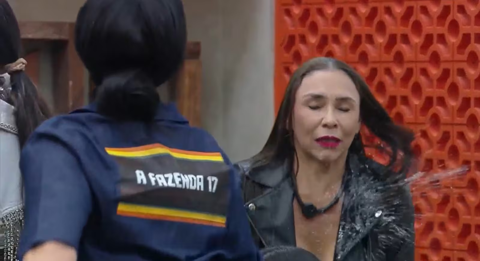 Rayane Figliuzzi jogou água no rosto de Yoná Sousa em "A Fazenda" • Reprodução/Record