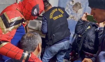 Vídeo: Policial vestido de Homem-Aranha prende suspeitos em ação no Peru