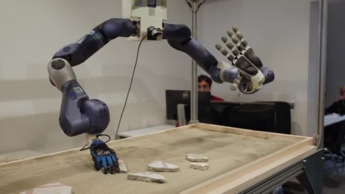 Robô utiliza braços gêmeos equipados com mãos flexíveis para remontar artefatos de Pompeia