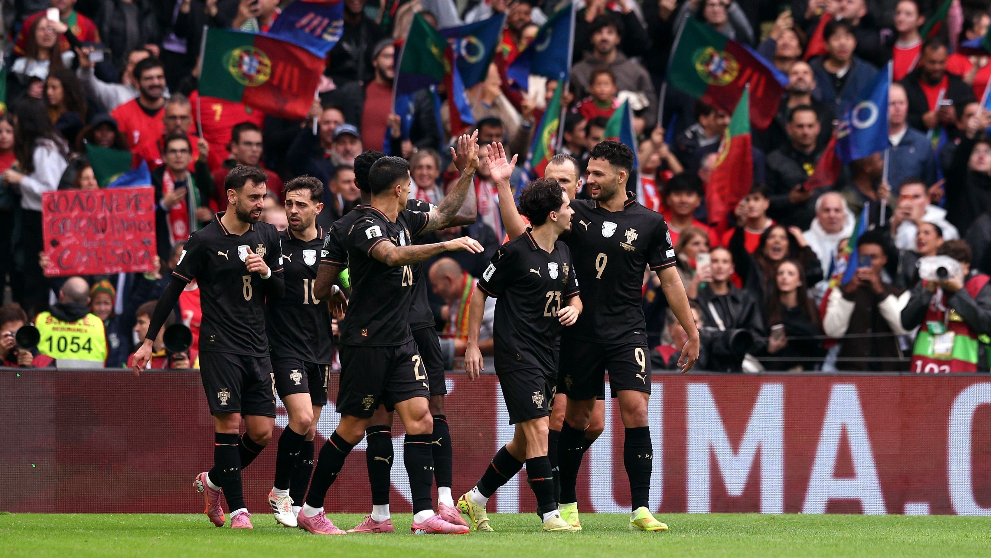 Jogadores de Portugal comemoram um dos gols da goleada por 9 a 1 sobre a Armênia que garantiu vaga na Copa do Mundo de 2026