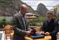 Príncipe William se emociona ao receber foto de Diana no "Domingão"