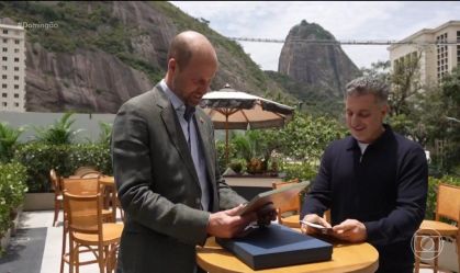 Príncipe William se emociona ao receber foto de Diana no "Domingão"