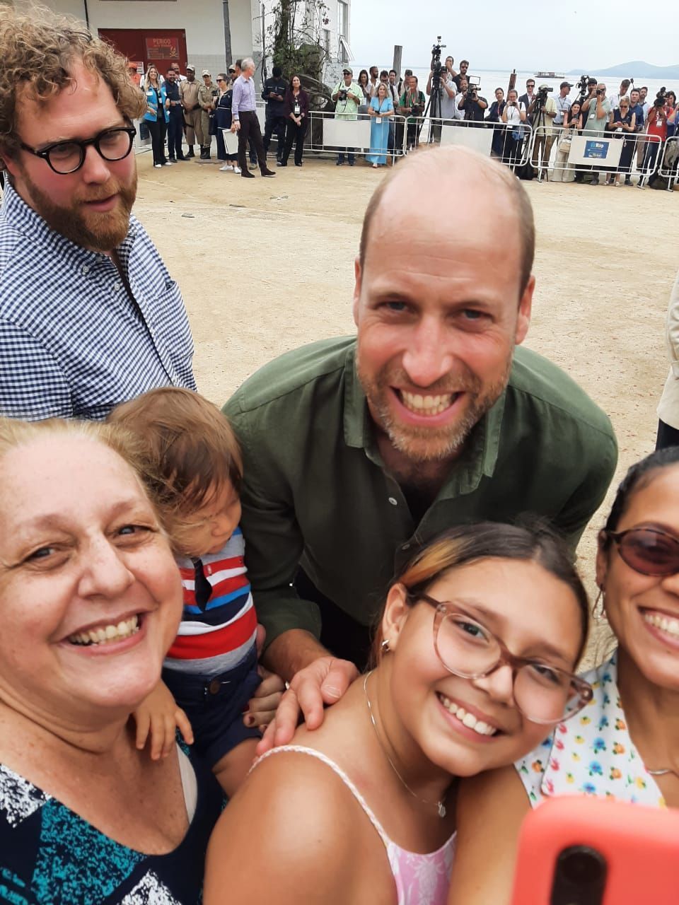Imagem mostra príncipe William ao lado de Carine Silva, advogada que conseguiu registrar o encontro • Cleber Rodrigues/ CNN Brasil