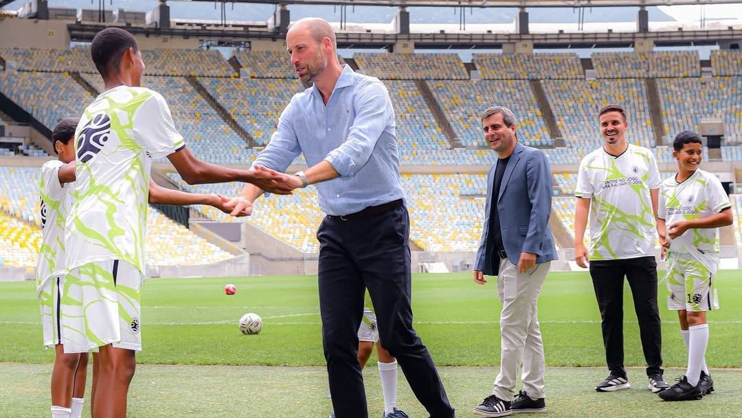 Em visita ao Maracanã, Príncipe William cumprimenta jovem do projeto social da Vila Olímpica Artur da Távola