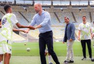 Príncipe William recebe camisa da Seleção Brasileira em visita ao Maracanã