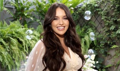 Na reta final da gravidez, Rafa Kalimann mostra barriga e cachorrinhos