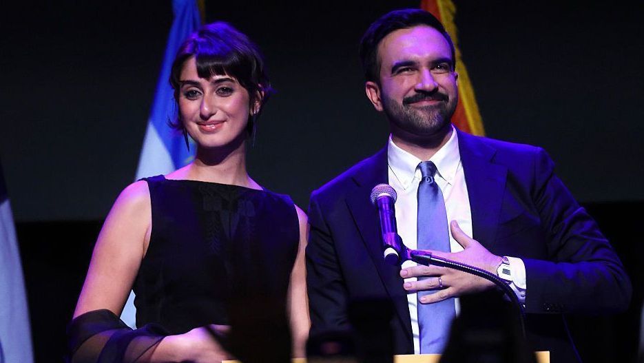 Rama Duwaji e o marido, Zohran Mamdani, em evento para acompanhar apuração da eleição em Nova York