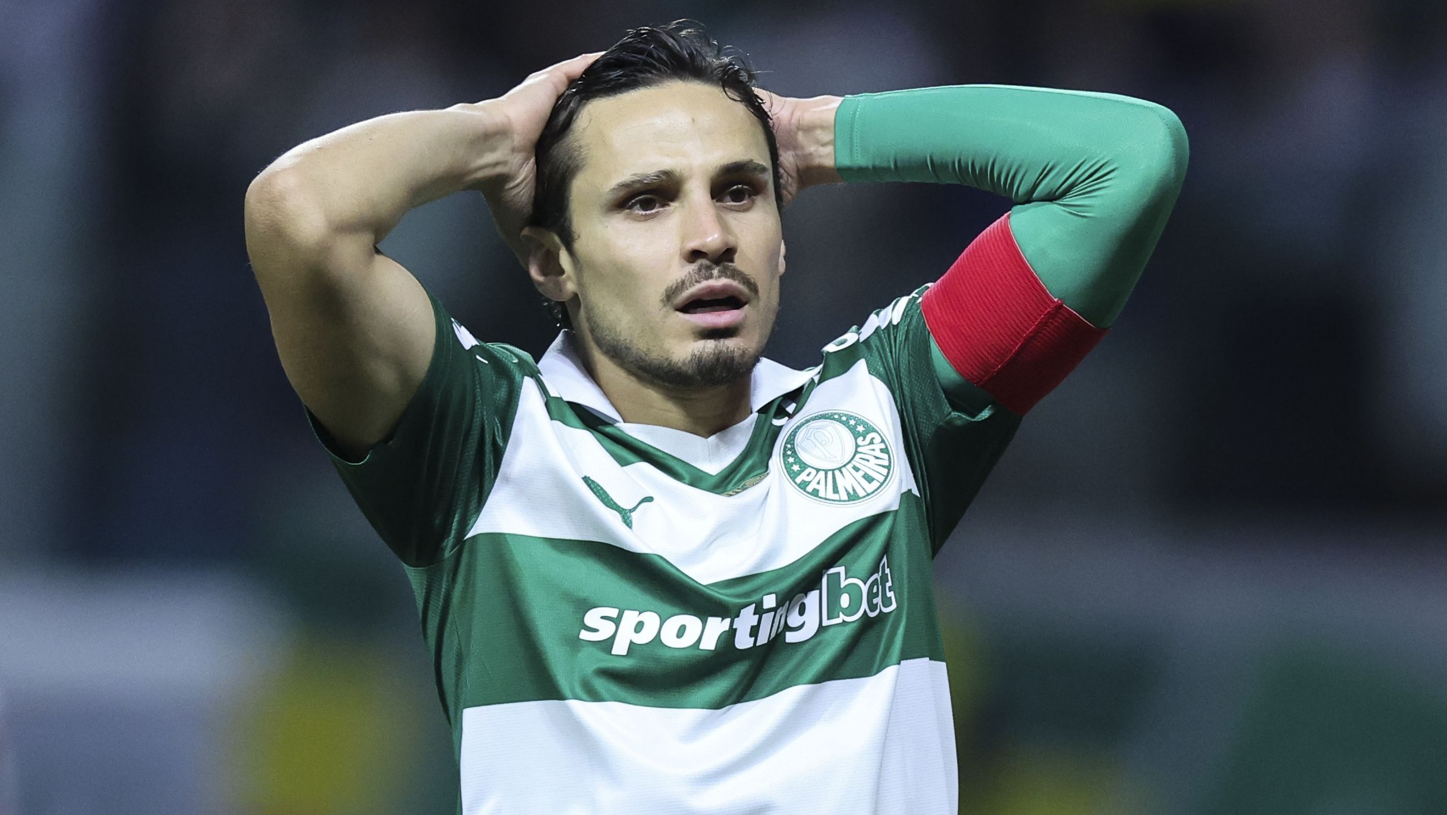 Raphael Veiga, do Palmeiras, em campo na partida contra o Vitória