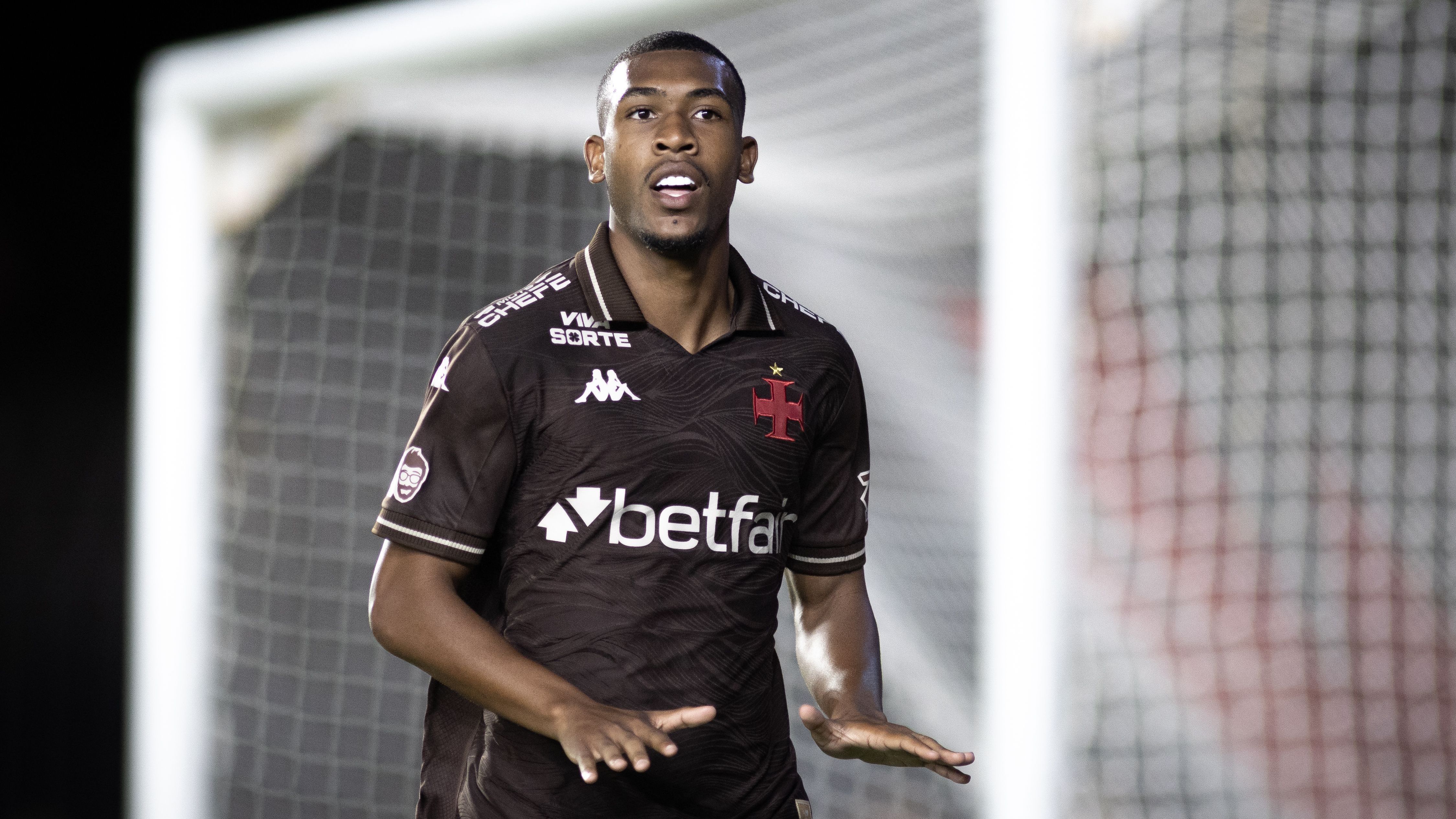 Rayan comemora gol contra o Juventude