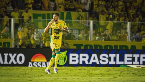 Reinaldo, do Mirassol, comemorando seu gol sobre o Ceará, em jogo válido pela 35ª rodada do Brasileirão