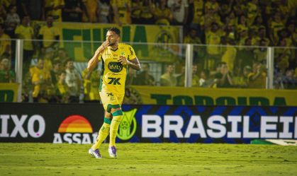 Reinaldo, do Mirassol, comemorando seu gol sobre o Ceará, em jogo válido pela 35ª rodada do Brasileirão