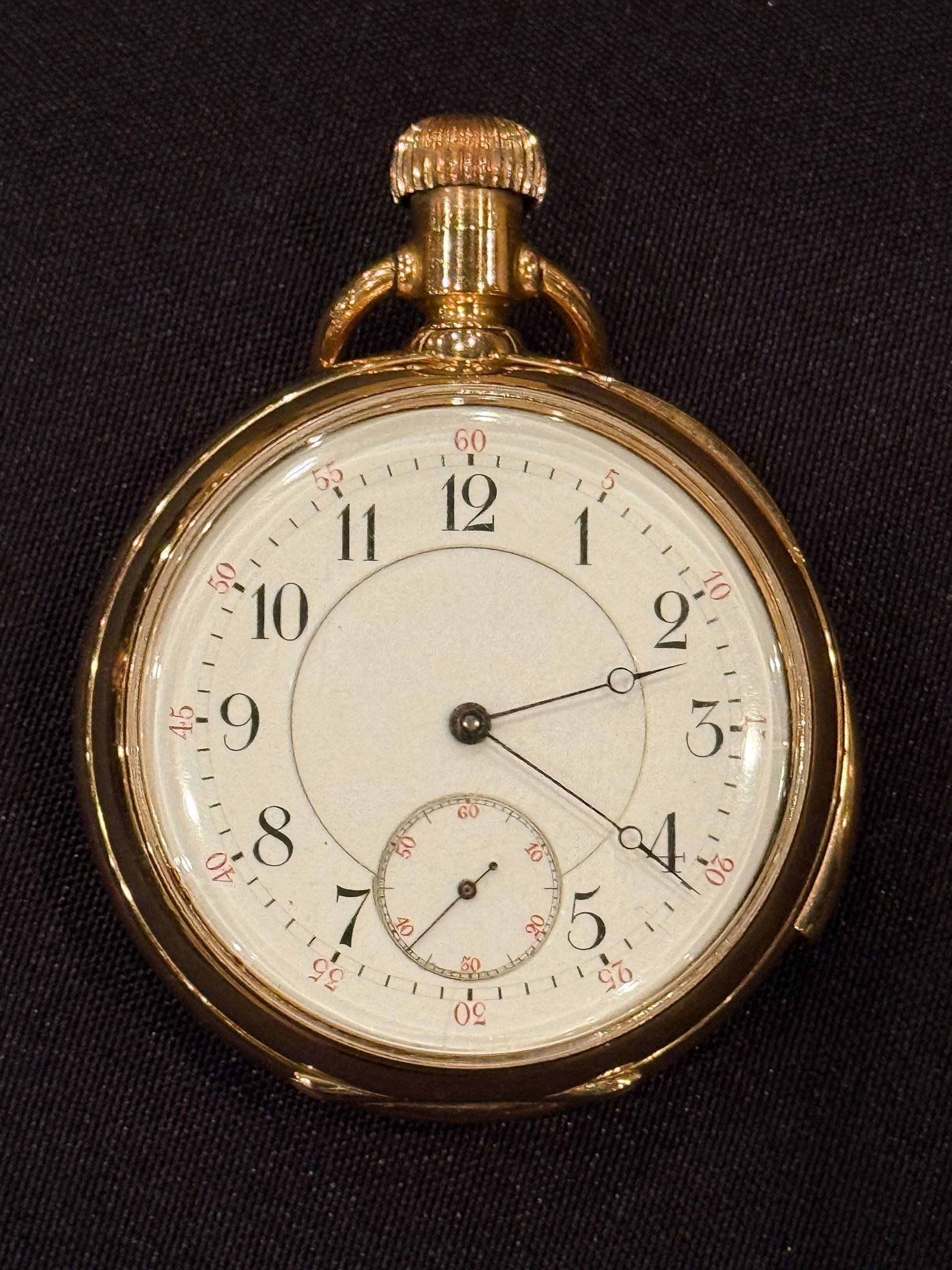 O relógio de bolso de ouro foi recuperado do corpo de Isidor Straus, um dos poucos passageiros de primeira classe a falecer no Titanic • Henry Aldridge and Son Ltd. via CNN Newsource