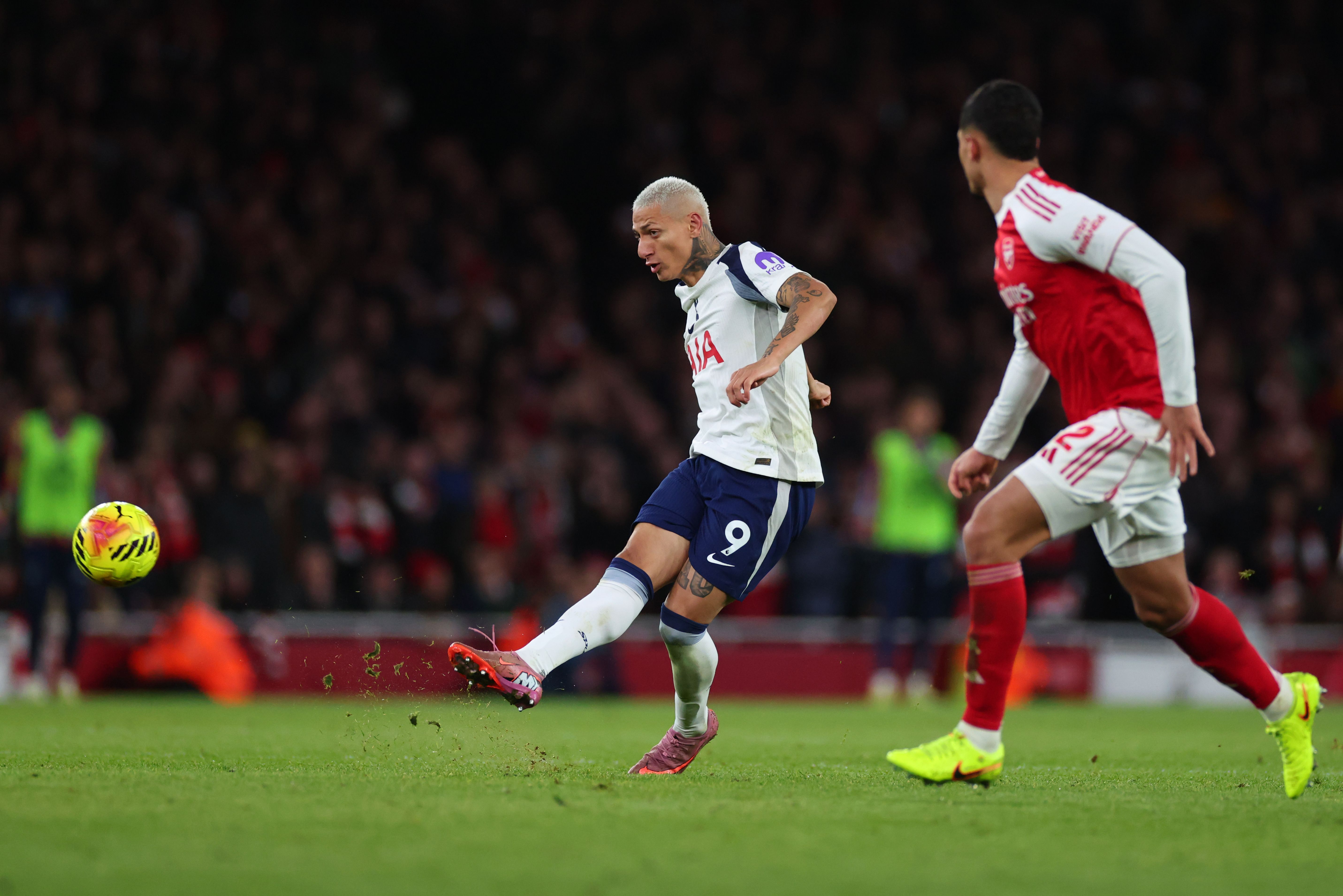 Richarlison chuta praticamente do meio-campo para marcar um golaço na derrota do seu time, o Tottenham, para o Arsenal