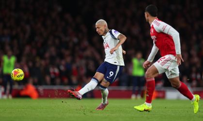 Richarlison faz pintura, mas vê o Tottenham ser goleado pelo rival Arsenal
