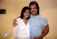 Roberto Carlos se despede da irmã durante velório; veja fotos