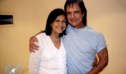 Roberto Carlos se despede da irmã durante velório; veja fotos