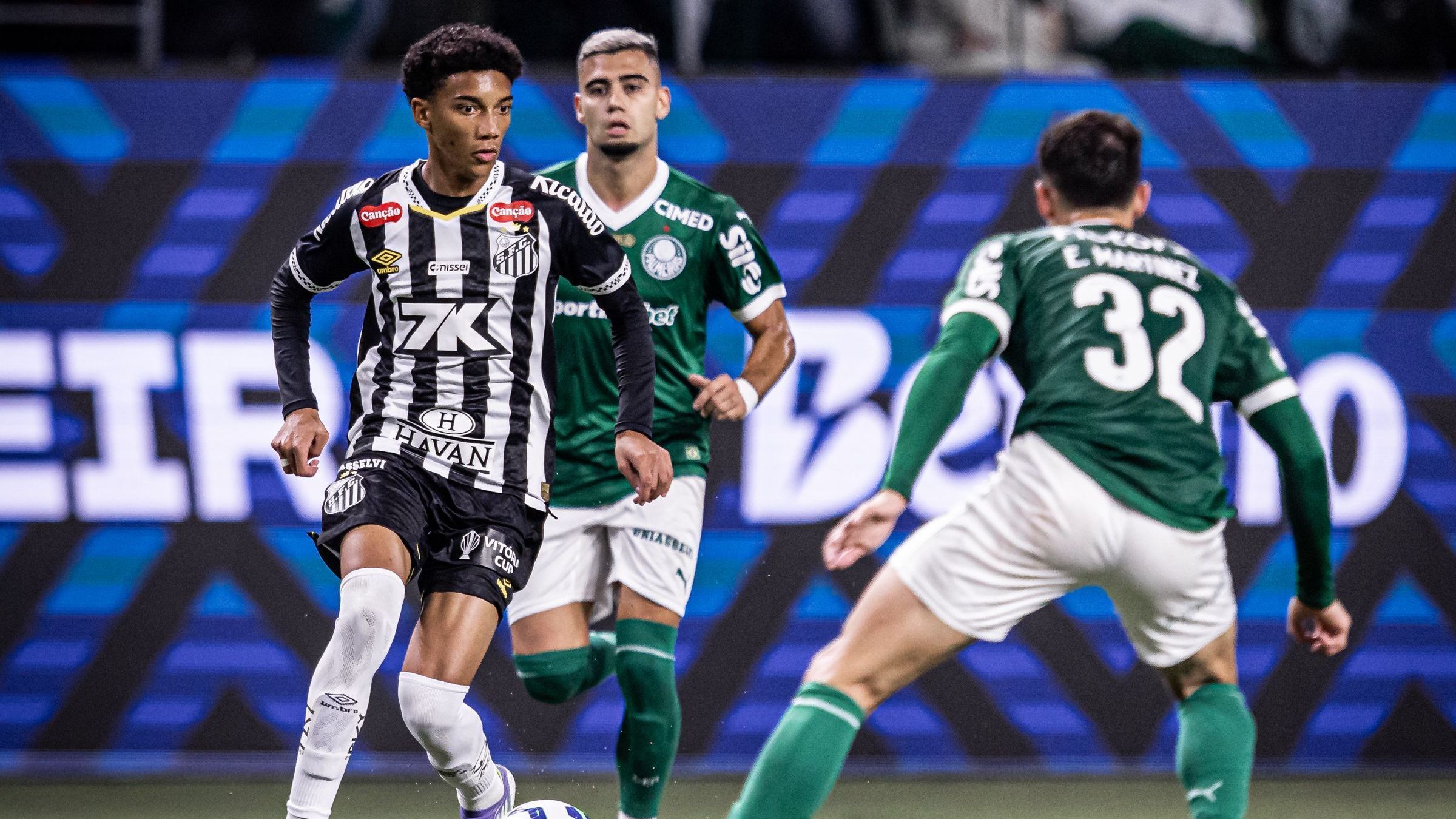 Robinho Jr. em ação durante o clássico entre Palmeiras e Santos