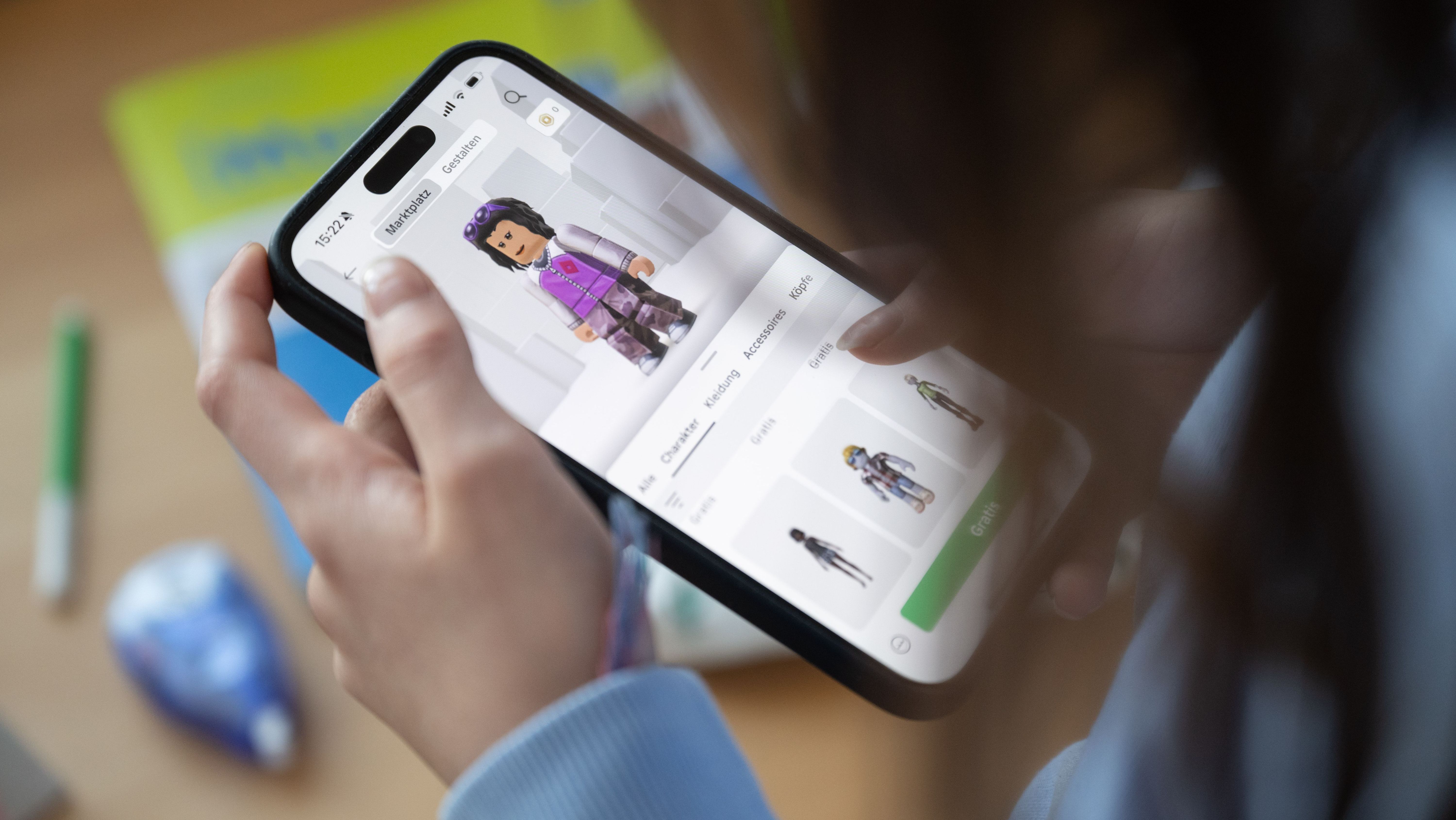 Roblox afirmou que a nova política facilitará a prevenção do contato entre jovens usuários e adultos desconhecidos
