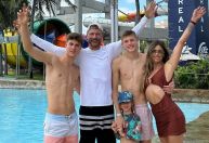 Fernanda Lima e Rodrigo Hilbert curtem dia no parque aquático com os filhos