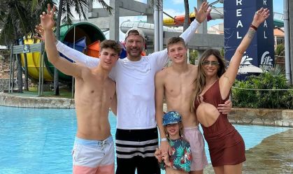 Fernanda Lima e Rodrigo Hilbert curtem dia no parque aquático com os filhos