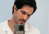 Romulo Estrela ensina fazer cabelo de Paulinho em "Três Graças"