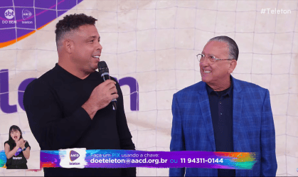 Ronaldo Fenômeno brinca e pede emprego ao vivo no SBT durante o "Teleton"