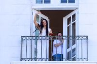 Rosalía acena para fãs brasileiros e curte piscina do Copacabana Palace