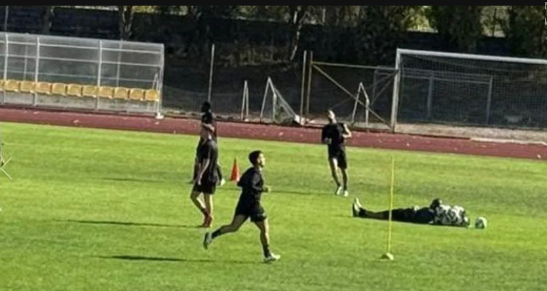 Rui Sacramento apareceu deitado em campo durante treinos