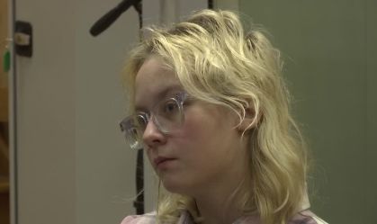 Russa que cantou músicas anti-Kremlin tem pena de prisão aumentada