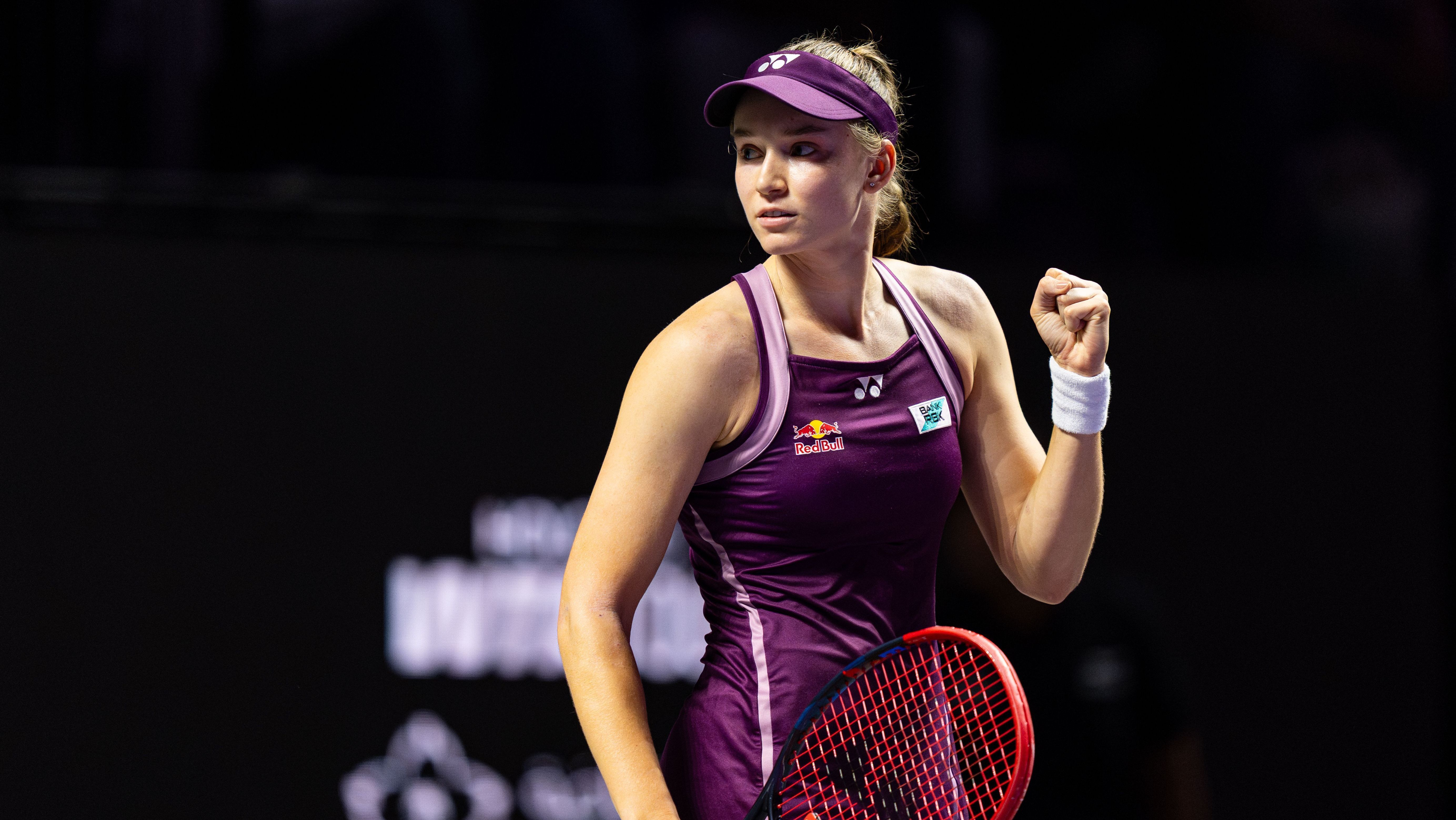 Elena Rybakina comemorando sua vitória no WTA Finals